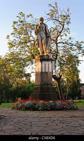 La statua di Ammiraglio Lord Nelson nella parte superiore vicino a Cattedrale di Norwich, Norfolk, Inghilterra, Regno Unito. Foto Stock