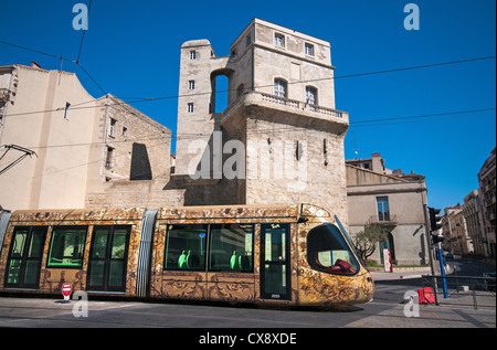 TAM tram passando dalla Torre Babotte nel Herault, Montpellier, Francia meridionale Foto Stock