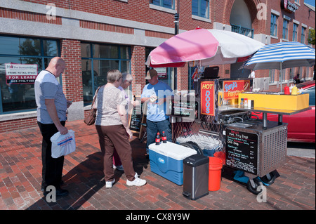 Mobile di hot dog vendor a Portland, Maine, Stati Uniti d'America. Foto Stock