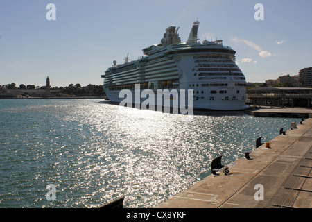 Royal Caribbean International Cruise Line "Indipendenza dei mari' nel tardo pomeriggio sulla banchina di ormeggio nel porto di Palma de Mallorca Foto Stock