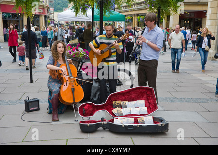 Trio musicista di strada sulla zona pedonale in Bath Somerset England Regno Unito Foto Stock