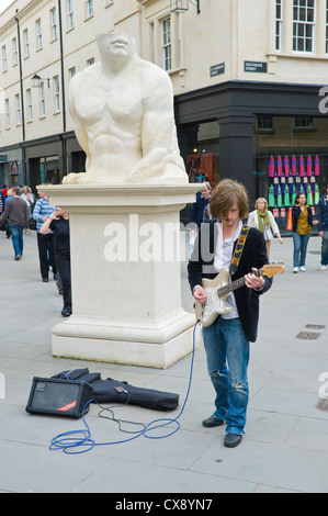 Busker suonare chitarra elettrica sulla zona pedonale in Bath Somerset England Regno Unito Foto Stock