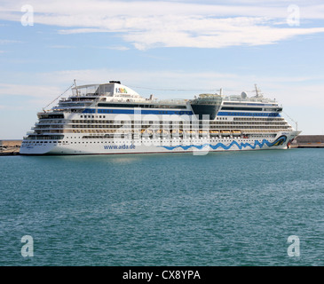 Aida Cruises nave da crociera "AIDAbella' sulla banchina di ormeggio nel porto di Palma de Mallorca / Maiorca, isole Baleari;es, Spagna. Foto Stock