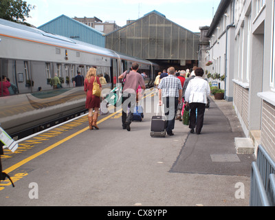 I passeggeri scendono da un Irish Intercity unità multiple classe 2200icr treno a Galway stazione ferroviaria in Irlanda dell'Ovest. Foto Stock