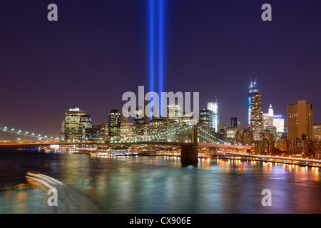 Omaggio alla luce nel Centro Cittadino di New York City in ricordo del 9/11 attacco.