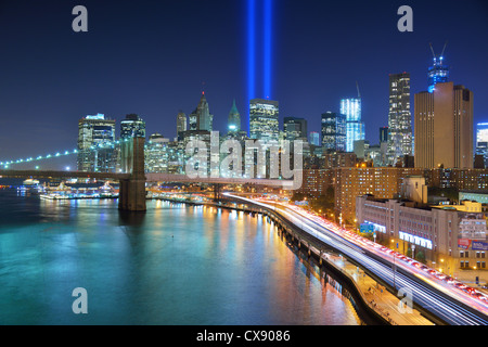 Omaggio alla luce nel Centro Cittadino di New York City in ricordo del 9/11 attacco. Foto Stock