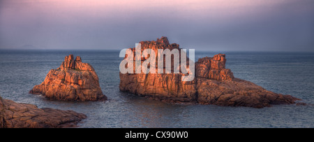 Bella immagine al tramonto di rocce e mare situato nella costa di Granito Rosa in Bretagna nel nord-ovest della Francia. Foto Stock