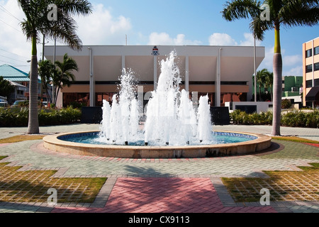 La piazza centrale di Georgetown con fontana, Georgetown, Grand Cayman, America Centrale e Caraibi occidentali Foto Stock
