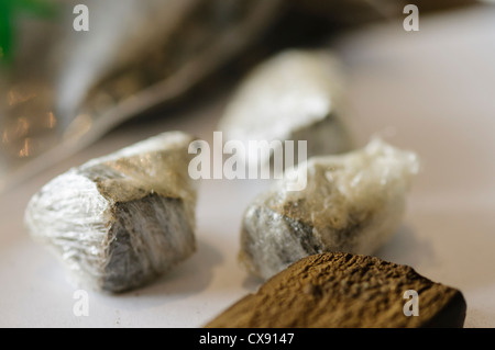 Blocchi di resina di cannabis avvolte in pellicola Foto Stock