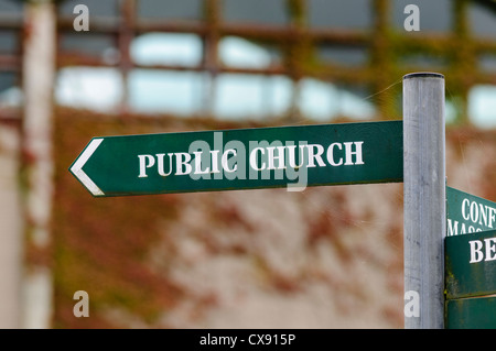 Segno di un monastero rivolta verso la Chiesa pubblica Foto Stock