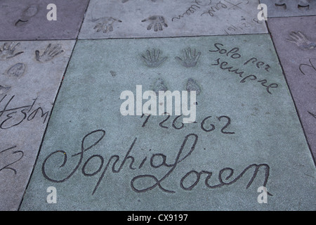 Sophia Loren, mani e piedi stampe, Manns o Graumans Chinese Movie Theater di Hollywood Boulevard, Los Angeles, California, Stati Uniti d'America Foto Stock