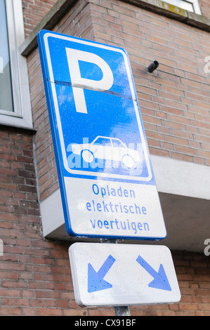 Spazi di parcheggio per veicoli elettrici in Amsterdam, Paesi Bassi Foto Stock