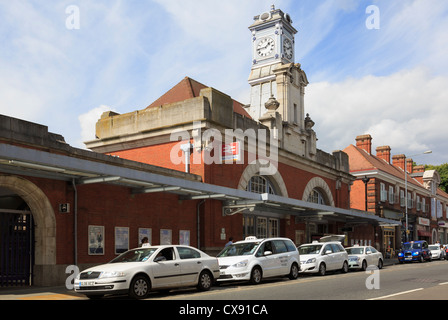 La linea di taxi in attesa in strada al di fuori della stazione ferroviaria davanti a Royal Tunbridge Wells, Kent, Inghilterra, Regno Unito, Gran Bretagna Foto Stock