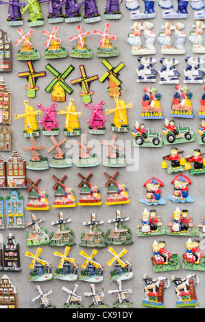 Frigo magnete souvenir in vendita ad un turista souvenir shop in Amsterdam Foto Stock