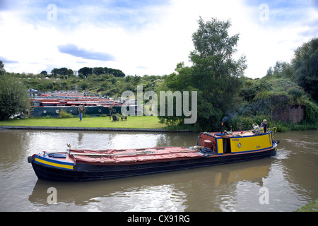 Narrowboat storico Dodona sul canale di Coventry, vicino a Tamworth, Staffordshire, Regno Unito, strette, barche, barche, nautica, Foto Stock