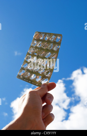 Ultima compressa sinistra in un pacco, tenuto fino al cielo Foto Stock