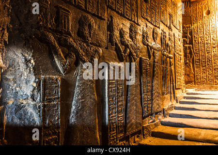 Rilievi in corrispondenza di una scala interna presso il tempio di Hathor a Dendera. Qena, Egitto. Foto Stock