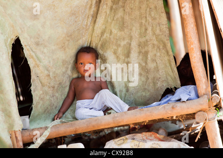 Poco orang asli boy in Taman Negara National Park in Malaysia centrale Foto Stock