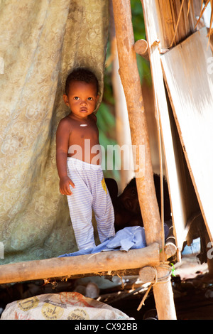 Poco orang asli boy in Taman Negara National Park in Malaysia centrale Foto Stock