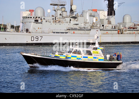 Il Ministero della Difesa britannico barca di polizia 'Sir Humphrey Gale' accompagnatrici la Royal Navy Warship "HMS Edinburgh' fuori di Portsmouth. Foto Stock