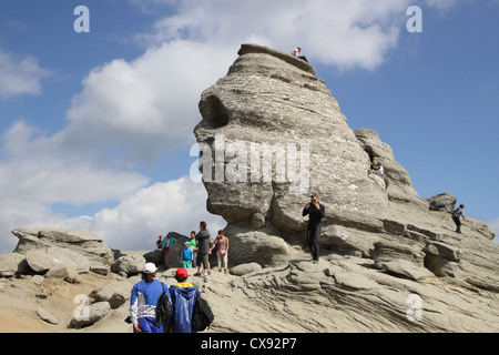 La Sfinge è una formazione rocciosa naturale nelle montagne di Bucegi in Romania. È situato ad un altitudine di 2216 m Foto Stock