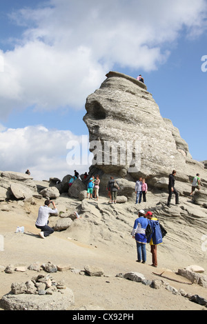 La Sfinge è una formazione rocciosa naturale nelle montagne di Bucegi in Romania. È situato ad un altitudine di 2216 m Foto Stock