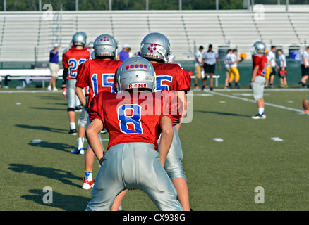 Il linemen su un youth football team pronti per il calcio d'inizio. Foto Stock