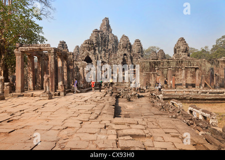 Tempio di Angkor dettagli, incisioni, blocchi, turisti. Foto Stock