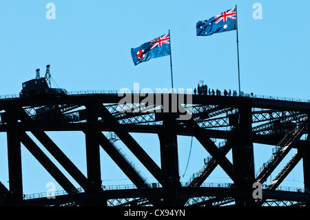 Battenti bandiere sul Ponte del Porto di Sydney. Foto Stock