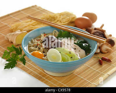 Giapponese zuppa di noodle in porcellana blu piatto Foto Stock