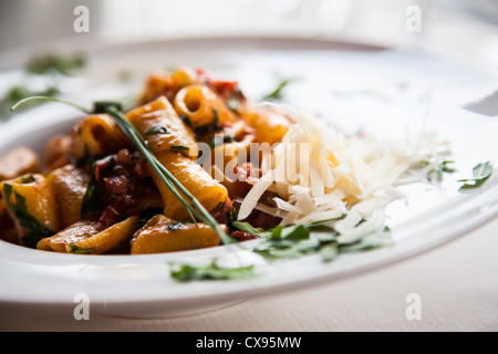 L'Italia, il miglior ristorante di Firenze. Esempio di pasta paccheri serviti al tavolo, nessun studio foto Foto Stock