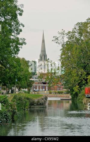 La vista dalla nave Chichester Canal verso Chichester Cathedral in West Sussex Foto Stock