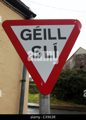 Il traffico di Gaeltacht segno, Ballinskelligs, Co. Kerry, Irlanda Foto Stock
