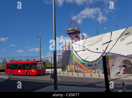 Bus utilizzando la nuova strada e servizi intorno al London 2012 Olympic Park, mostrando eredità dei giochi Foto Stock