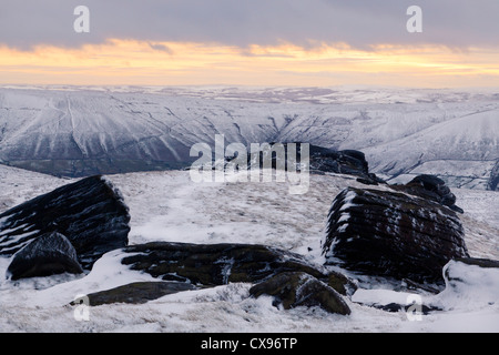 Una scena di neve al tramonto. Un paesaggio invernale vista sulla valle di Edale da Kinder Scout, Derbyshire, Parco Nazionale di Peak District, England, Regno Unito Foto Stock