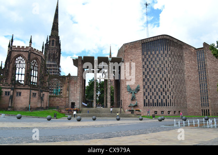 Rovine di Coventry Cathedral bombardata durante il blitz nella guerra mondiale 2 con la nuova Cattedrale costruita accanto alle rovine Foto Stock