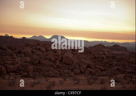 Tramonto sulle rocce e paesaggio di montagna di Damaraland, Namibia Foto Stock