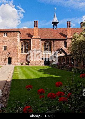 Immagine ritratto shot attraverso un arco di un cortile interno Queens College di Cambridge University Foto Stock