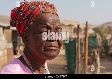 I vecchi donna africana in abito tradizionale Foto Stock