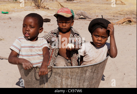 I bambini africani a giocare in un villaggio Okovonga Delta del Botswana Foto Stock