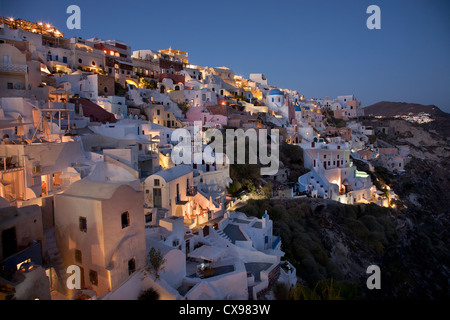 Vista notturna del villaggio di Oia a Santorini Foto Stock