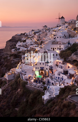 Vista del villaggio di Oia a Santorini al tramonto Foto Stock