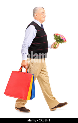 A piena lunghezza Ritratto di un gentiluomo portando doni e bouquet isolati su sfondo bianco Foto Stock