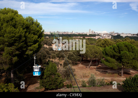 Il Teleferico funivia rendendo la strada dal centro di Madrid nel cuore di Casa de Campo. Foto Stock