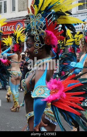 Donna in abiti colorati al carnevale di Notting Hill Lunedì 27 Agosto 2012. Foto Stock