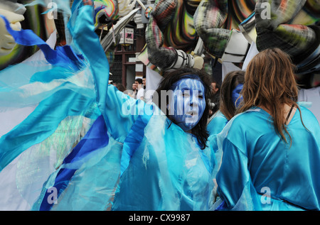 Gli artisti interpreti o esecutori e i frequentatori di carnevale al carnevale di Notting Hill Lunedì 27 Agosto 2012. Foto Stock