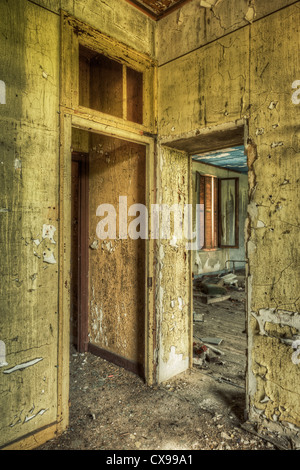 Porte in casa abbandonata interno Foto Stock