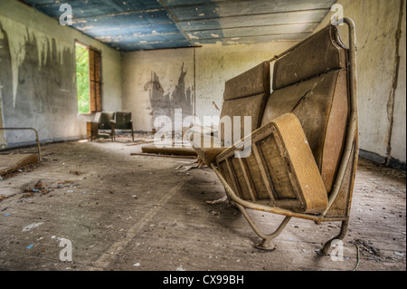 Casa abbandonata interno con vecchio divano Foto Stock