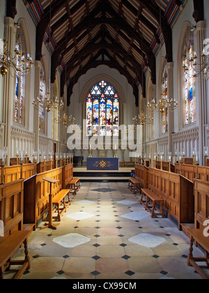 Un ritratto dell'immagine che mostra l'interno della cappella presso il Corpus Christi College di Cambridge con soffitto travi a soffitto e macchia Foto Stock