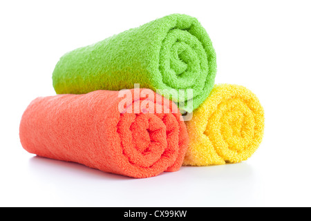 Pila di freschi asciugamani colorati rotoli isolato Foto Stock